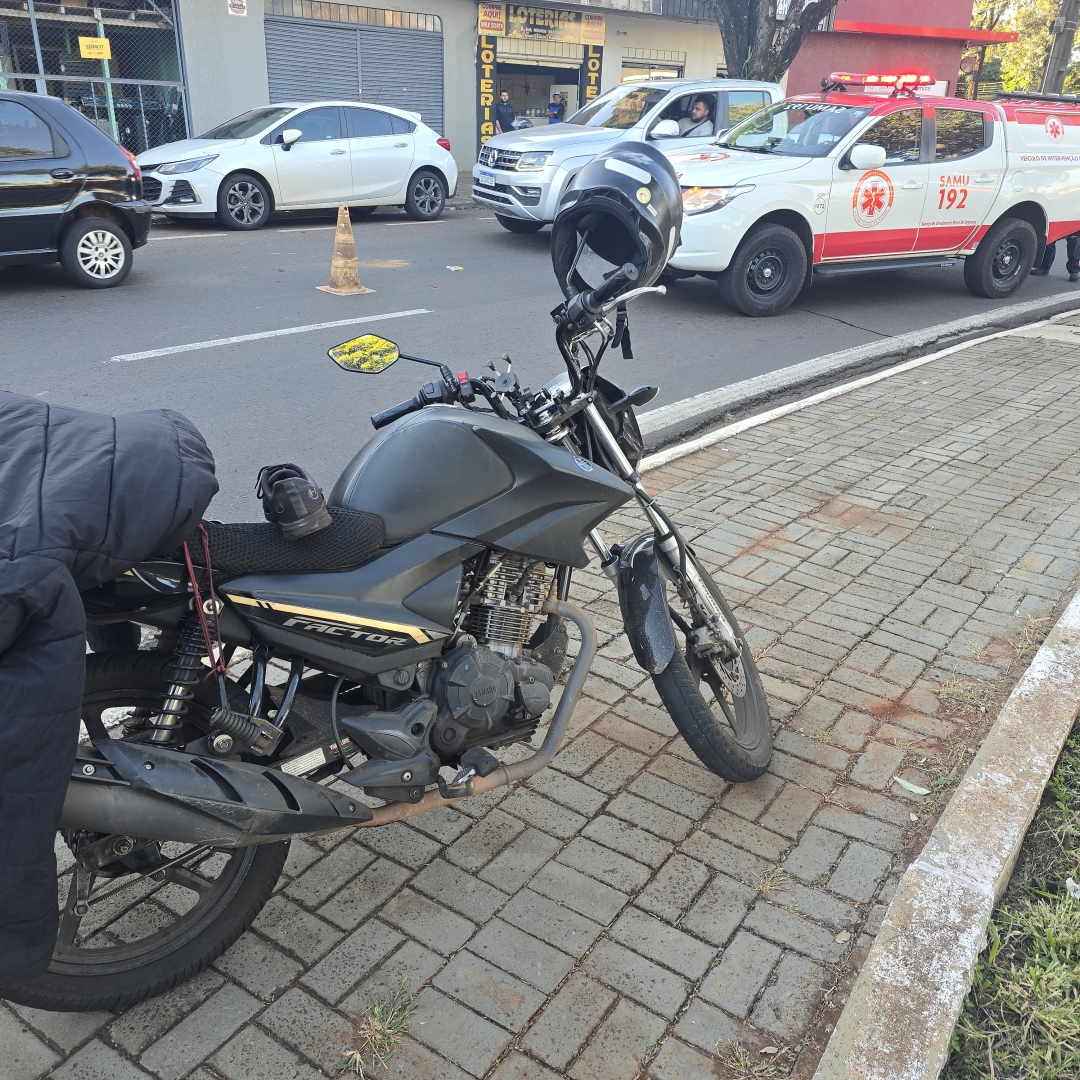 Motociclista sofre fratura grave após bater na traseira de Fiat Toro em rotatória de Maringá