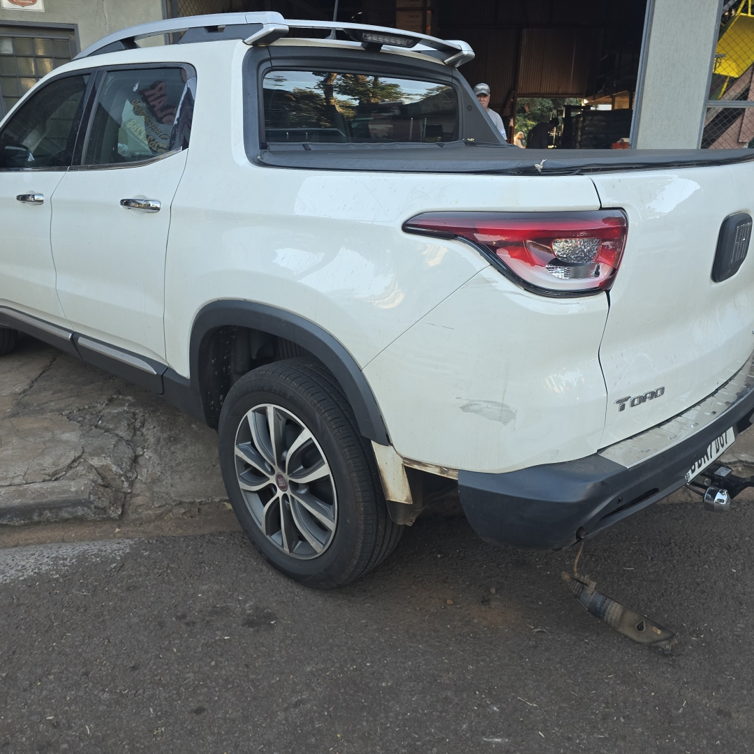 Motociclista sofre fratura grave após bater na traseira de Fiat Toro em rotatória de Maringá