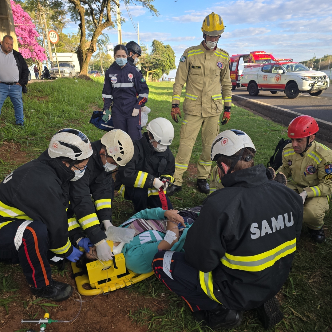 Mulher de 52 anos fica ferida em colisão entre carro e carreta perto na rodovia BR-376