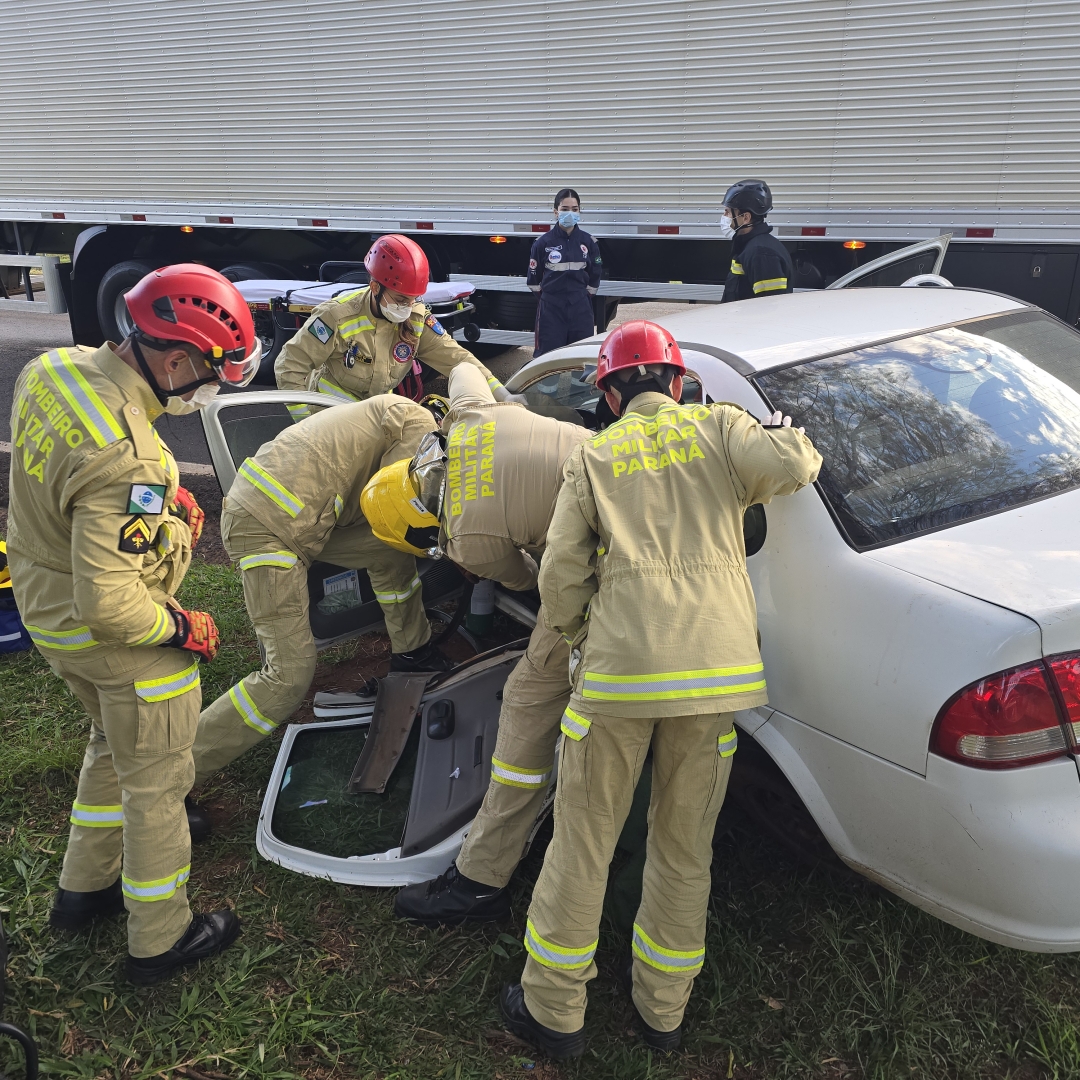Mulher de 52 anos fica ferida em colisão entre carro e carreta na rodovia BR-376