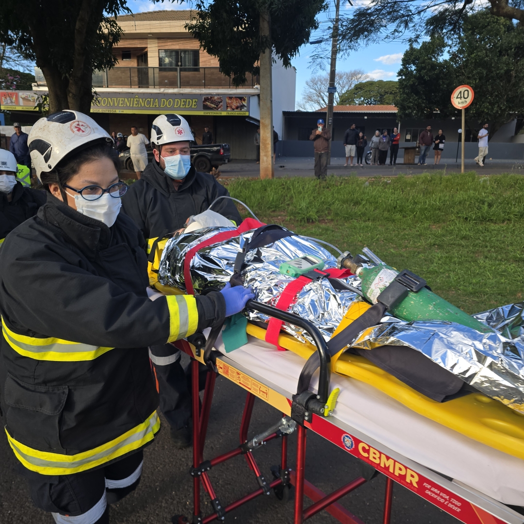 Mulher de 52 anos fica ferida em colisão entre carro e carreta na rodovia BR-376