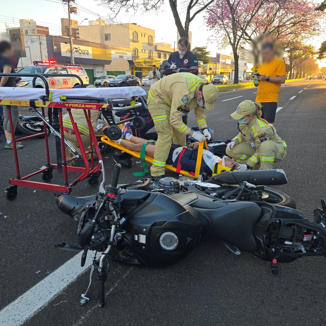 Duas pessoas ficam feridas após colisão entre motos de alta cilindrada na Avenida Colombo