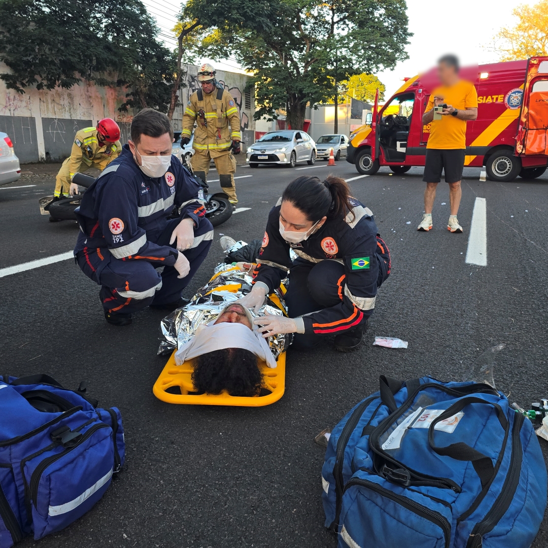 Duas pessoas ficam feridas após colisão entre motos de alta cilindrada na Avenida Colombo