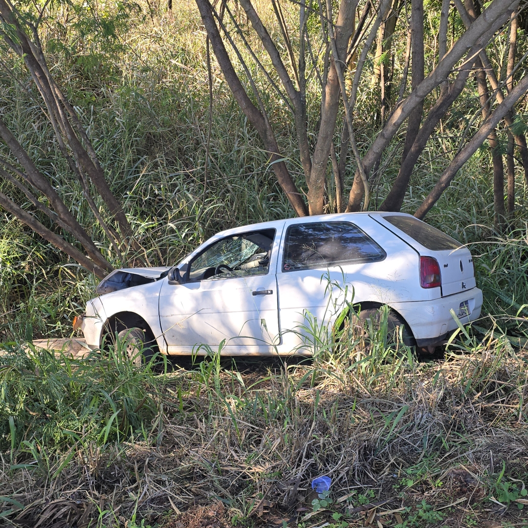 Ocupantes escapam com ferimentos leves após carro cair em ribanceira