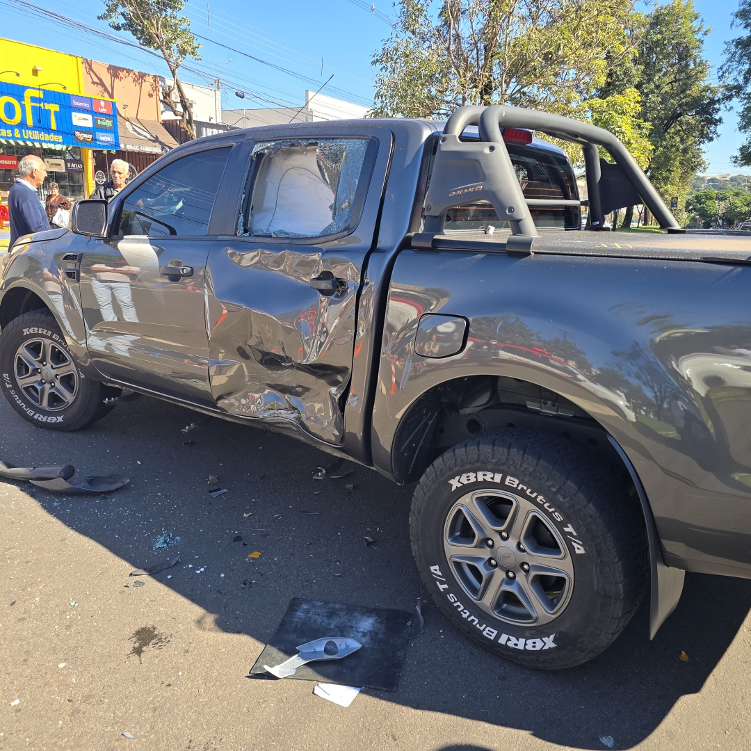 Motoboy sofre fratura grave após bater em caminhonete na Avenida Sophia Rasgulaeff
