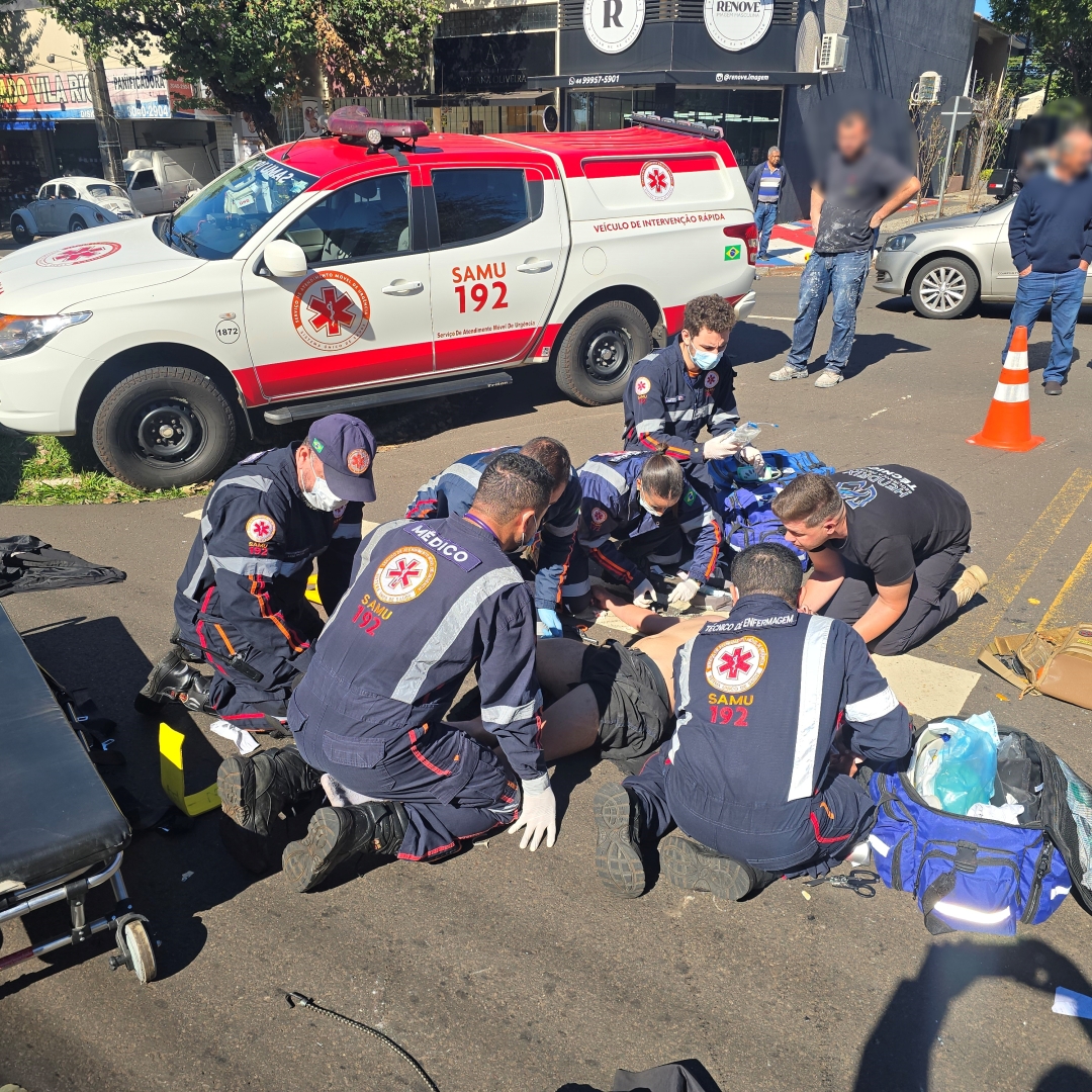 Motoboy sofre fratura grave após bater em caminhonete na Avenida Sophia Rasgulaeff