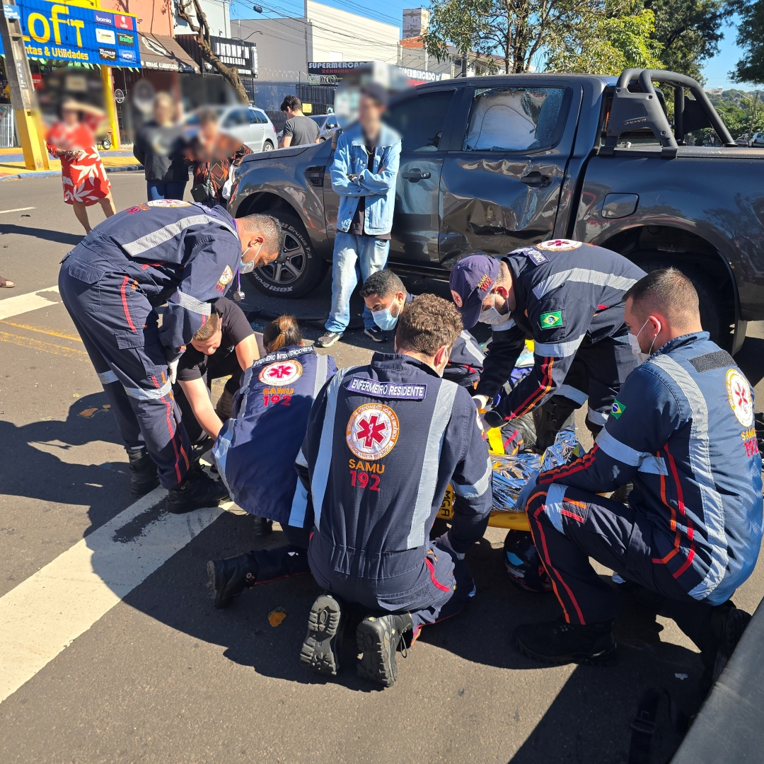 Motoboy sofre fratura grave após bater em caminhonete na Avenida Sophia Rasgulaeff