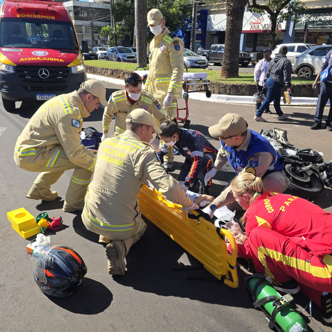 Motociclista escapa de ser esmagada após cair ao lado dos rodados de caminhão em Maringá