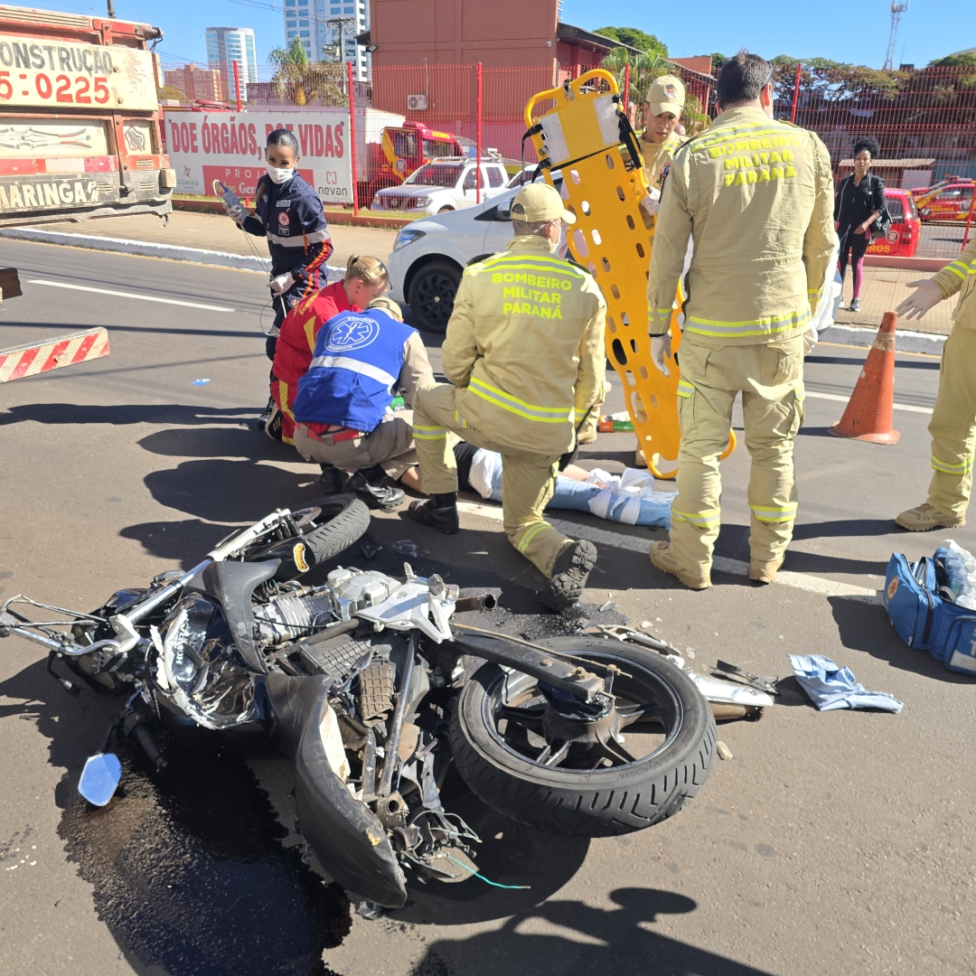 Motociclista escapa de ser esmagada após cair ao lado dos rodados de caminhão em Maringá