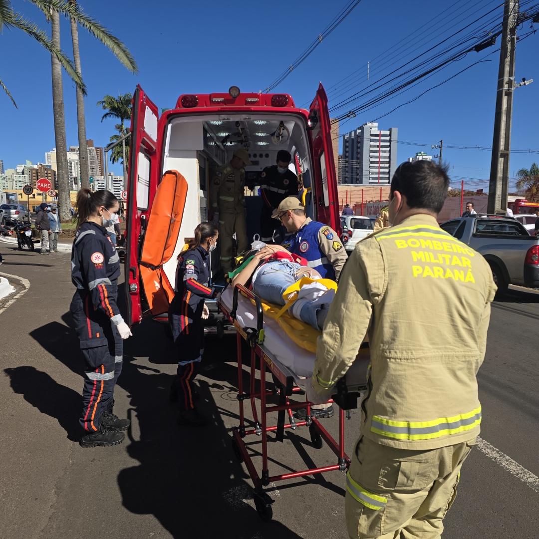 Motociclista escapa de ser esmagada após cair ao lado dos rodados de caminhão em Maringá