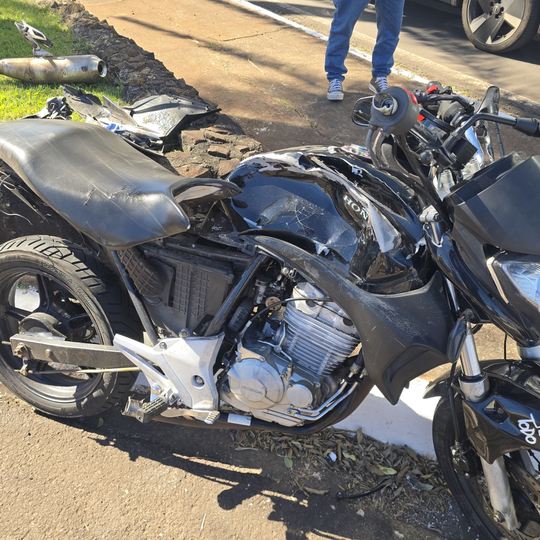 Motociclista escapa de ser esmagada após cair ao lado dos rodados de caminhão em Maringá