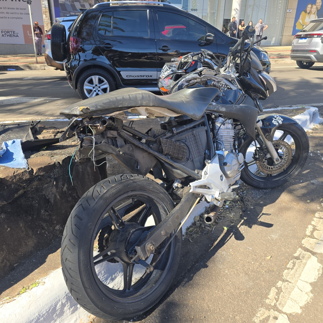 Motociclista escapa de ser esmagada após cair ao lado dos rodados de caminhão em Maringá