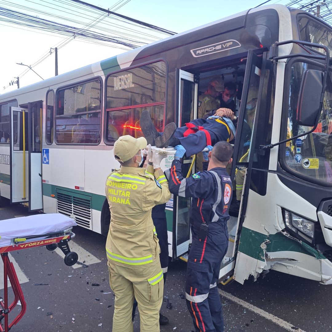 Motorista avança preferencial e provoca grave acidente entre carro importado e ônibus no Centro de Maringá