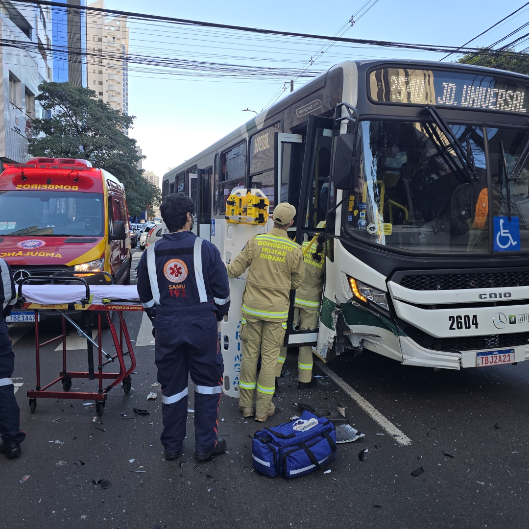 Motorista avança preferencial e provoca grave acidente entre carro importado e ônibus no Centro de Maringá