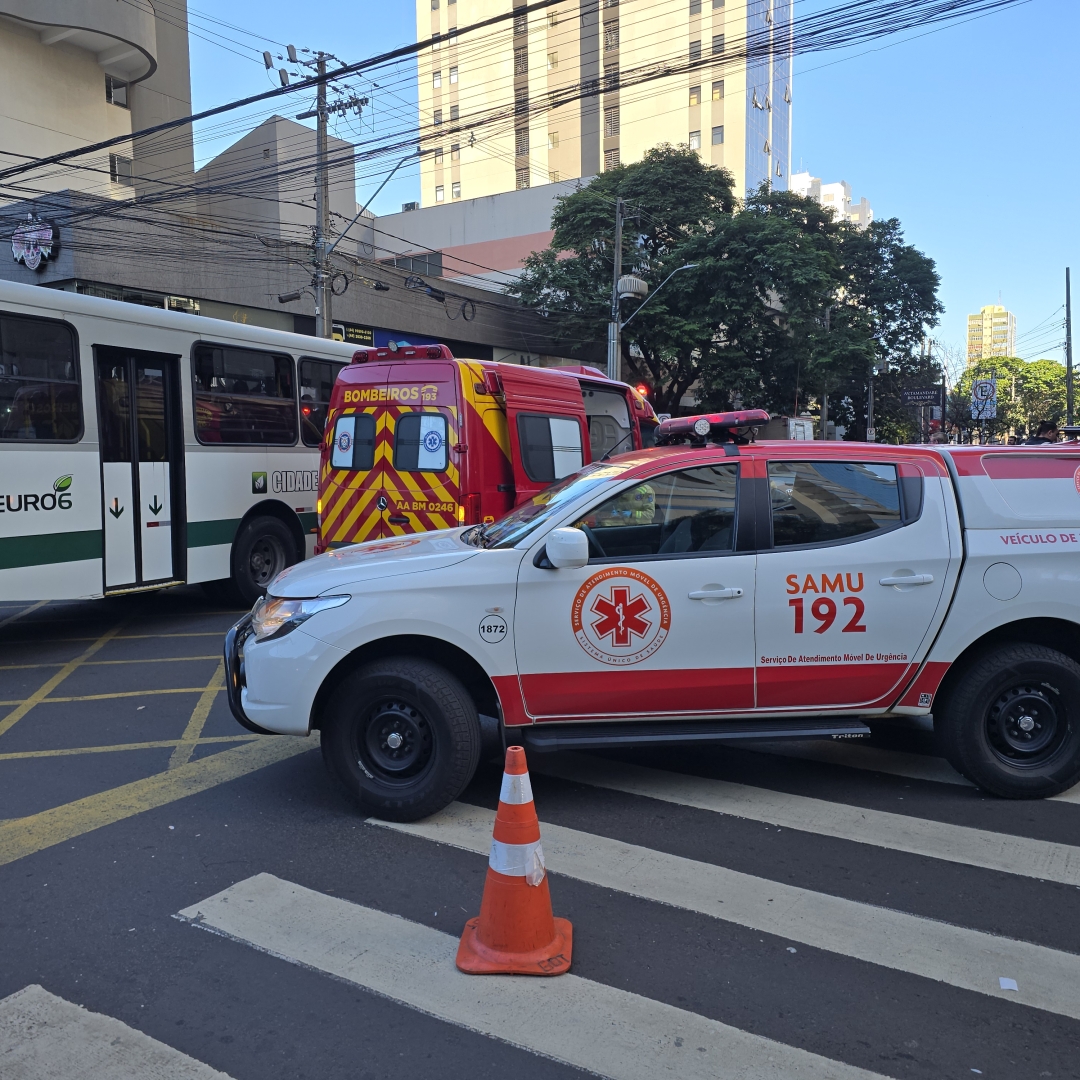 Motorista avança preferencial e provoca grave acidente entre carro importado e ônibus no Centro de Maringá