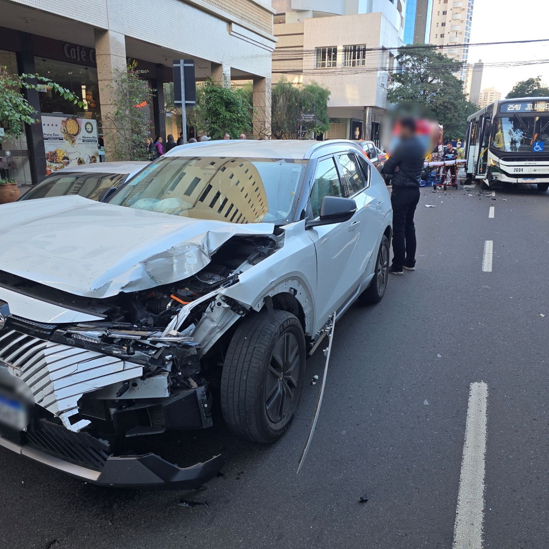 Motorista avança preferencial e provoca grave acidente entre carro importado e ônibus no Centro de Maringá