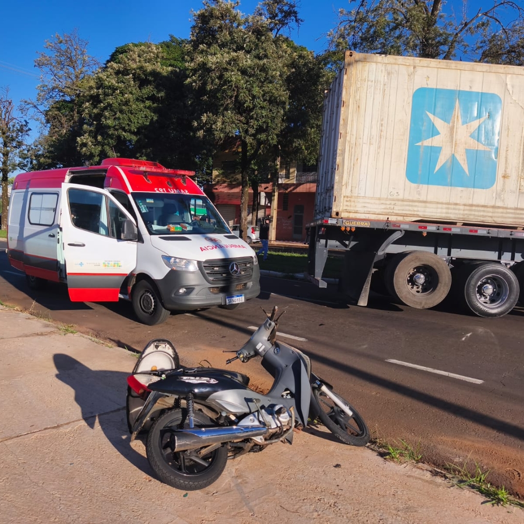 Jovem de 19 anos fica em estado gravíssimo após bater moto na traseira de carreta em Maringá