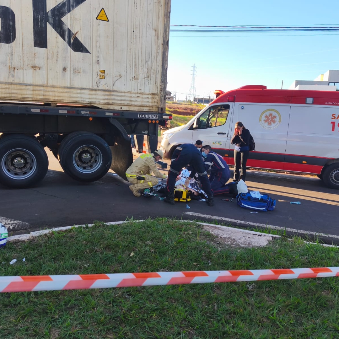 Jovem de 19 anos fica em estado gravíssimo após bater moto na traseira de carreta em Maringá