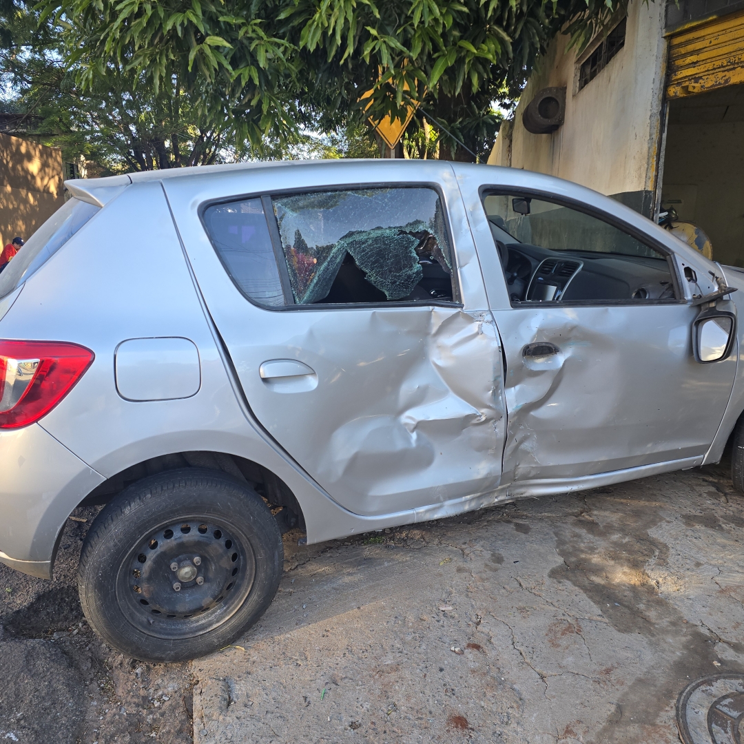 Ao sair para lavar carro de cliente, funileiro provoca acidente grave em Maringá