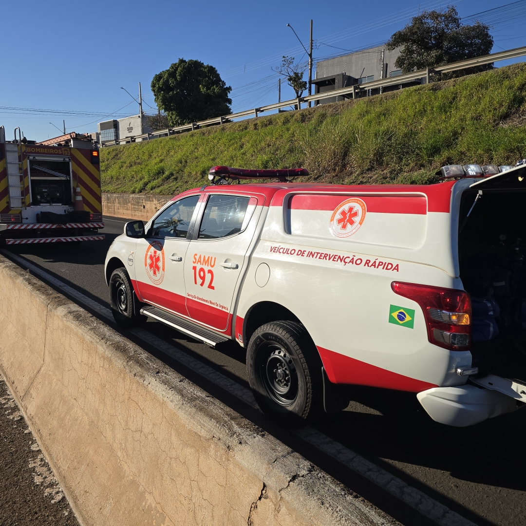 Violenta colisão entre Fiorino e carreta mobiliza Bombeiros e Samu em Maringá