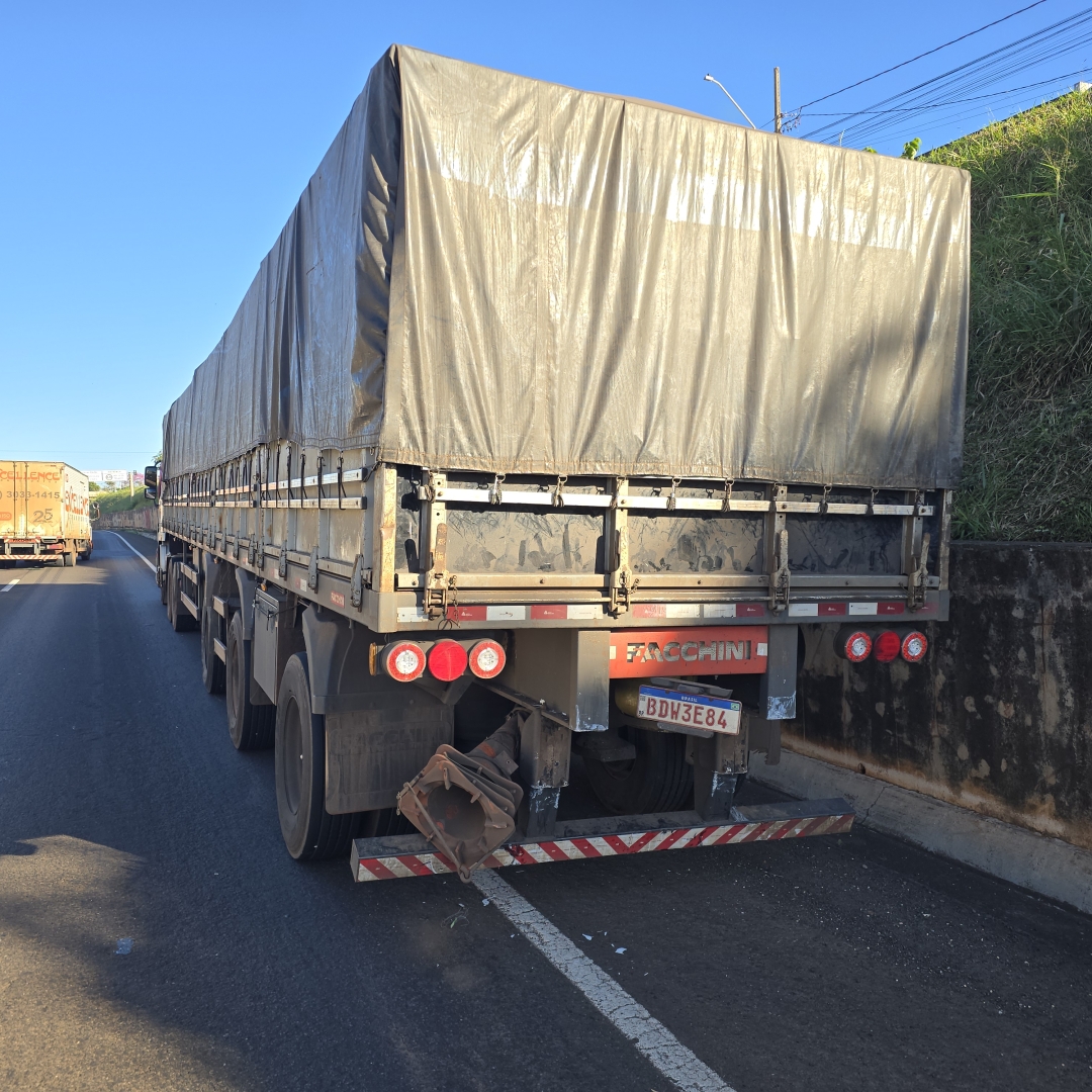Violenta colisão entre Fiorino e carreta mobiliza Bombeiros e Samu em Maringá