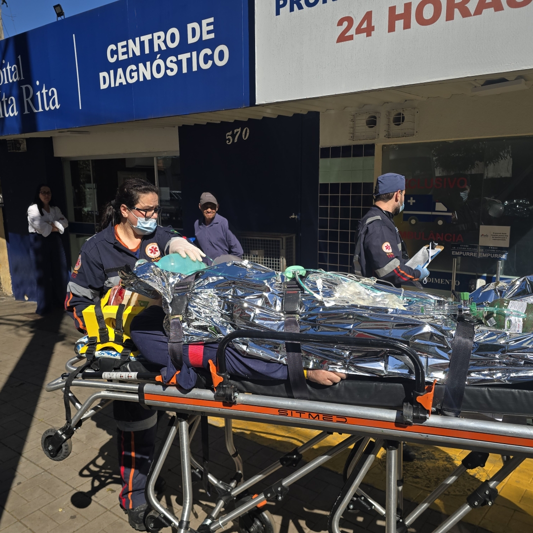 Reforma no telhado quase termina em tragédia em Maringá