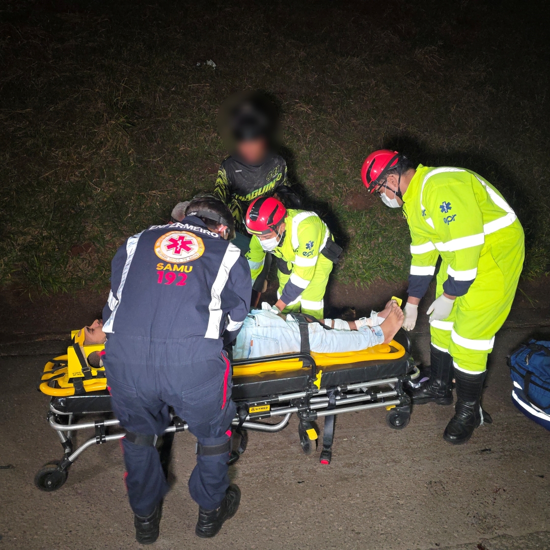 Dois motociclistas ficam feridos após baterem na traseira de caminhão na PR-317, em Maringá