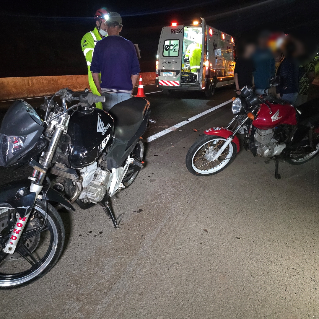 Dois motociclistas ficam feridos após baterem na traseira de caminhão na PR-317, em Maringá