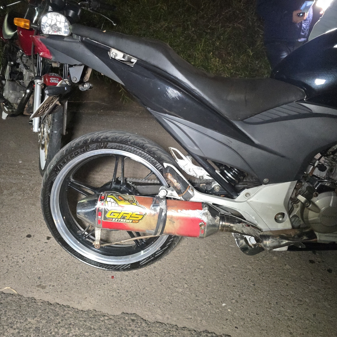 Dois motociclistas ficam feridos após baterem na traseira de caminhão na PR-317, em Maringá
