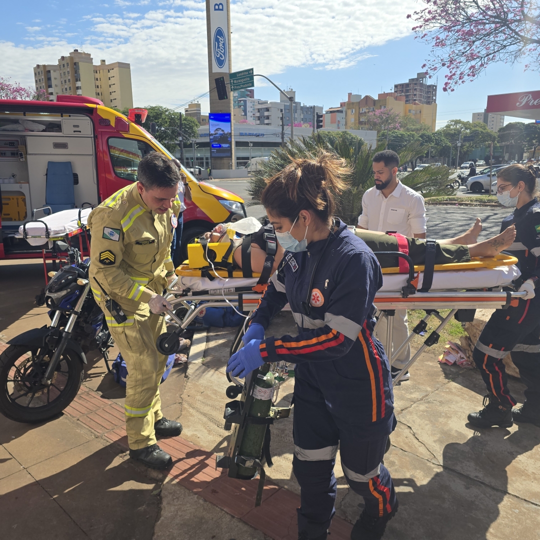 Conversão repentina de automóvel provoca grave acidente e deixa mãe e filho feridos na Avenida Colombo