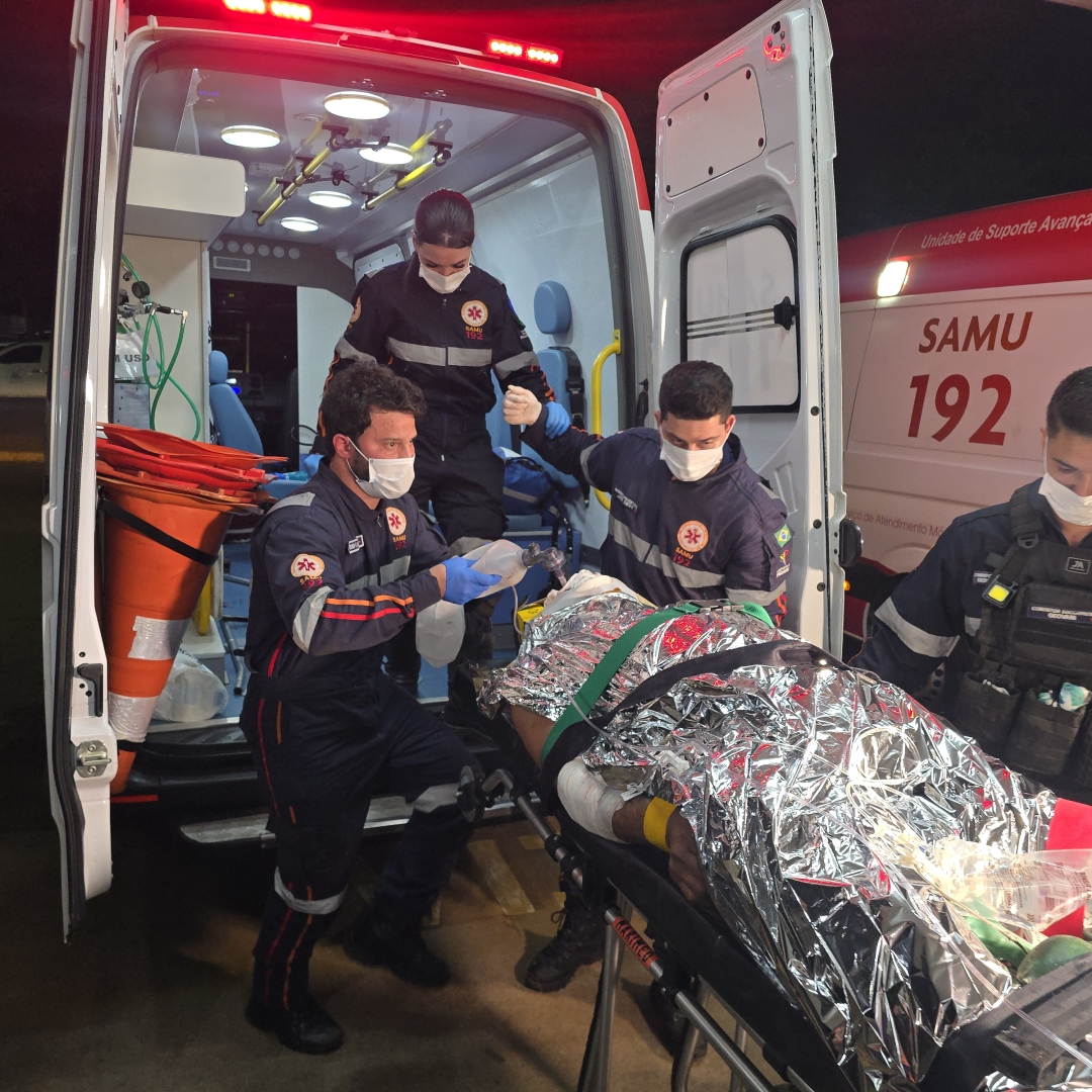 Motociclista sofre corte de 20 centímetros no pescoço em grave acidente entre motos e é levado em estado gravíssimo ao HU
