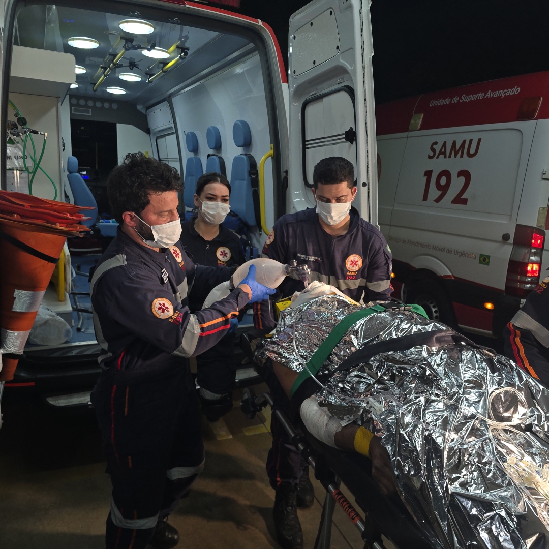 Motociclista sofre corte de 20 centímetros no pescoço em grave acidente entre motos e é levado em estado gravíssimo ao HU