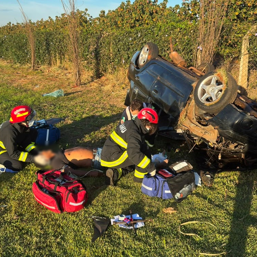 Helicóptero do Samu resgata vítima após grave capotamento na PR-317 entre Maringá e Iguaraçu