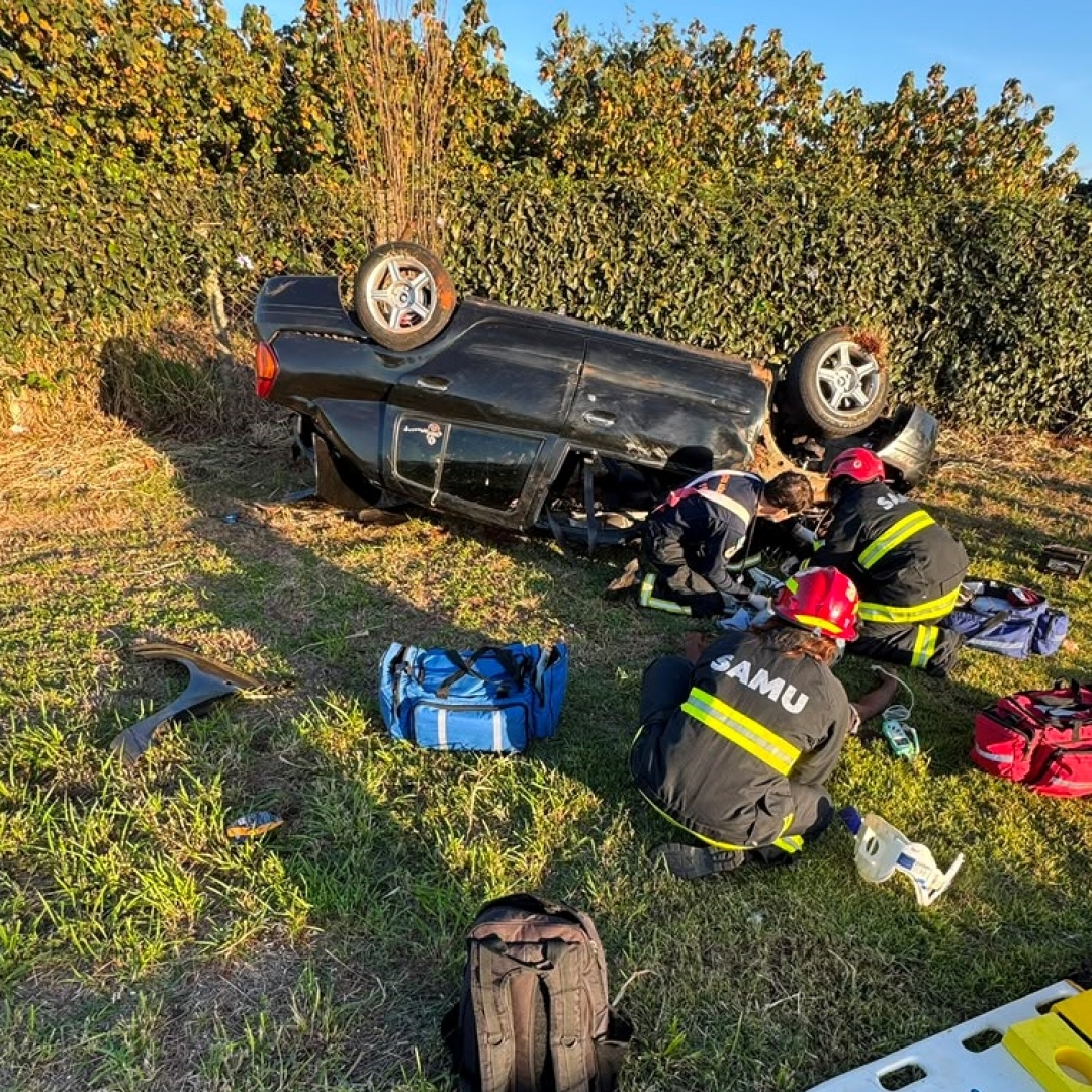 Helicóptero do Samu resgata vítima após grave capotamento na PR-317 entre Maringá e Iguaraçu
