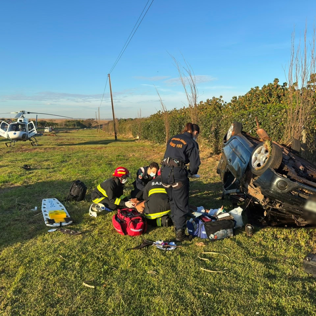 Helicóptero do Samu resgata vítima após grave capotamento na PR-317 entre Maringá e Iguaraçu