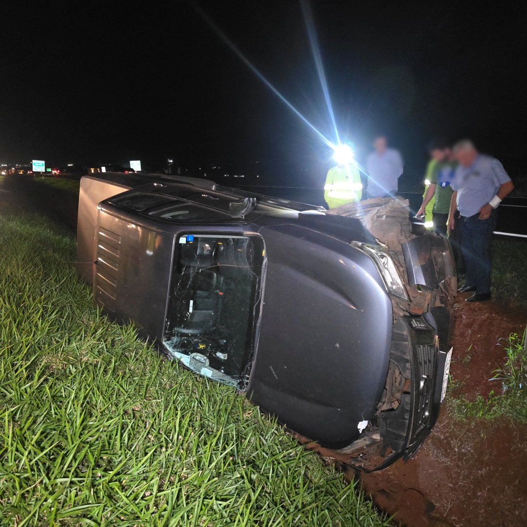 Homem de 65 anos escapa ileso após capotar caminhonete na PR-317 em Floresta