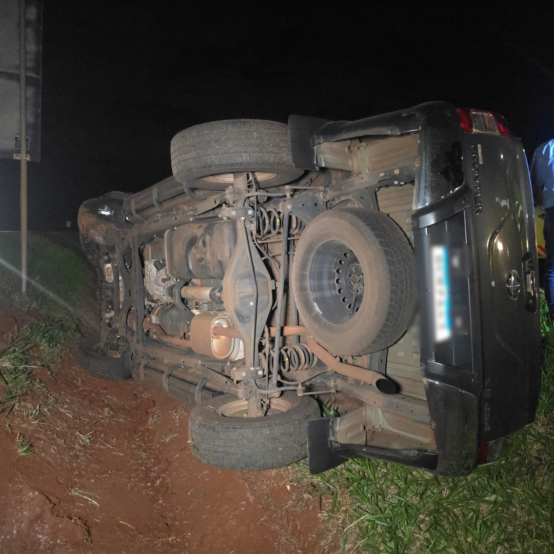 Homem de 65 anos escapa ileso após capotar caminhonete na PR-317 em Floresta