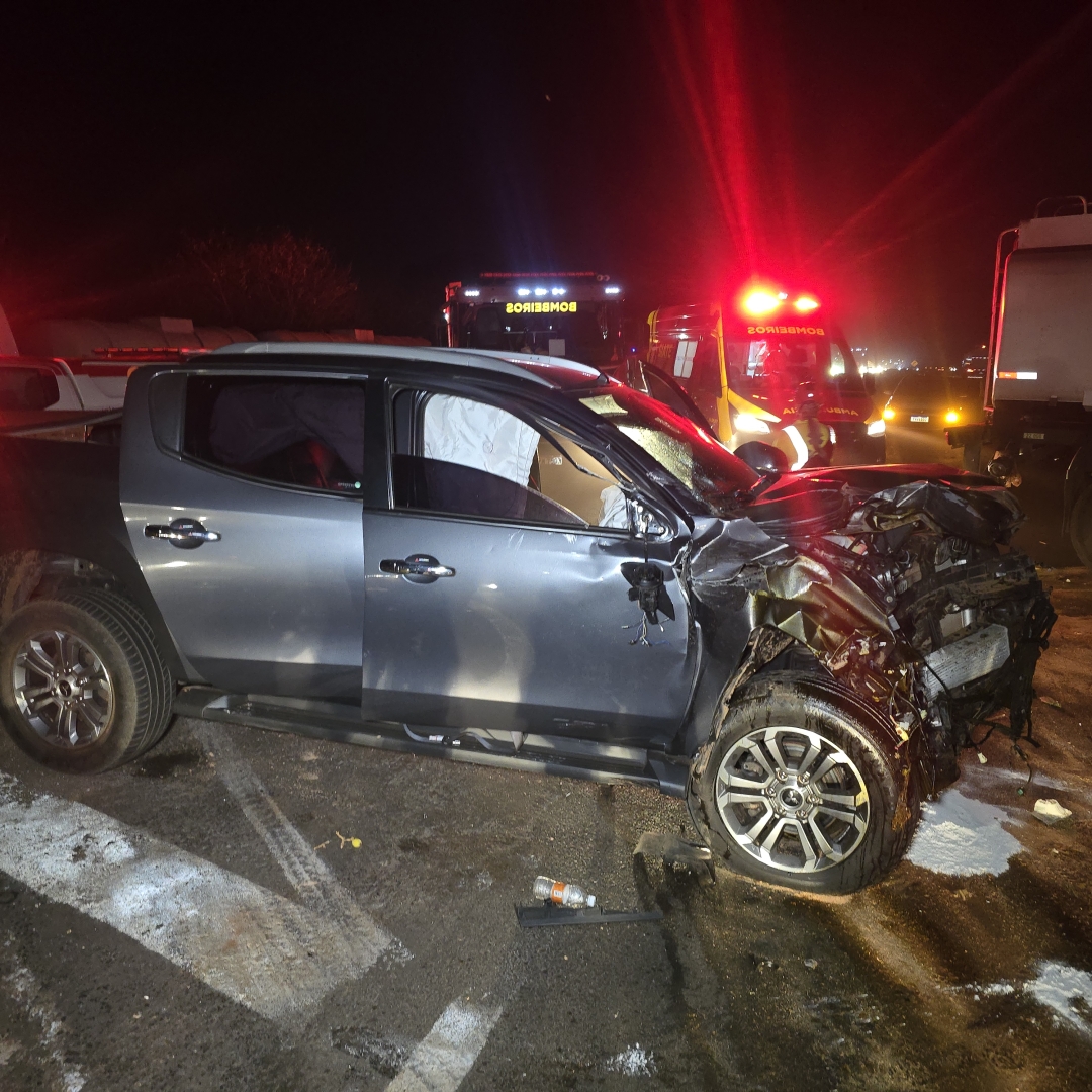 Idosa morre em grave colisão entre caminhonete e carreta no Contorno Sul de Marialva