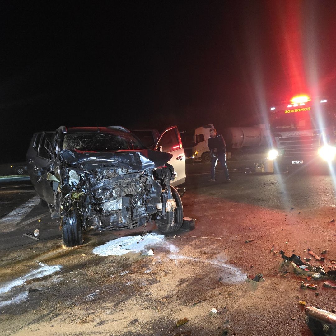 Idosa morre em grave colisão entre caminhonete e carreta no Contorno Sul de Marialva