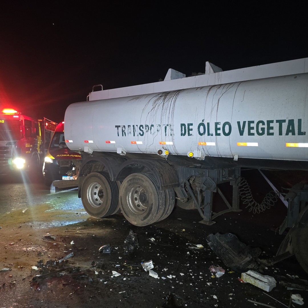 Idosa morre em grave colisão entre caminhonete e carreta no Contorno Sul de Marialva