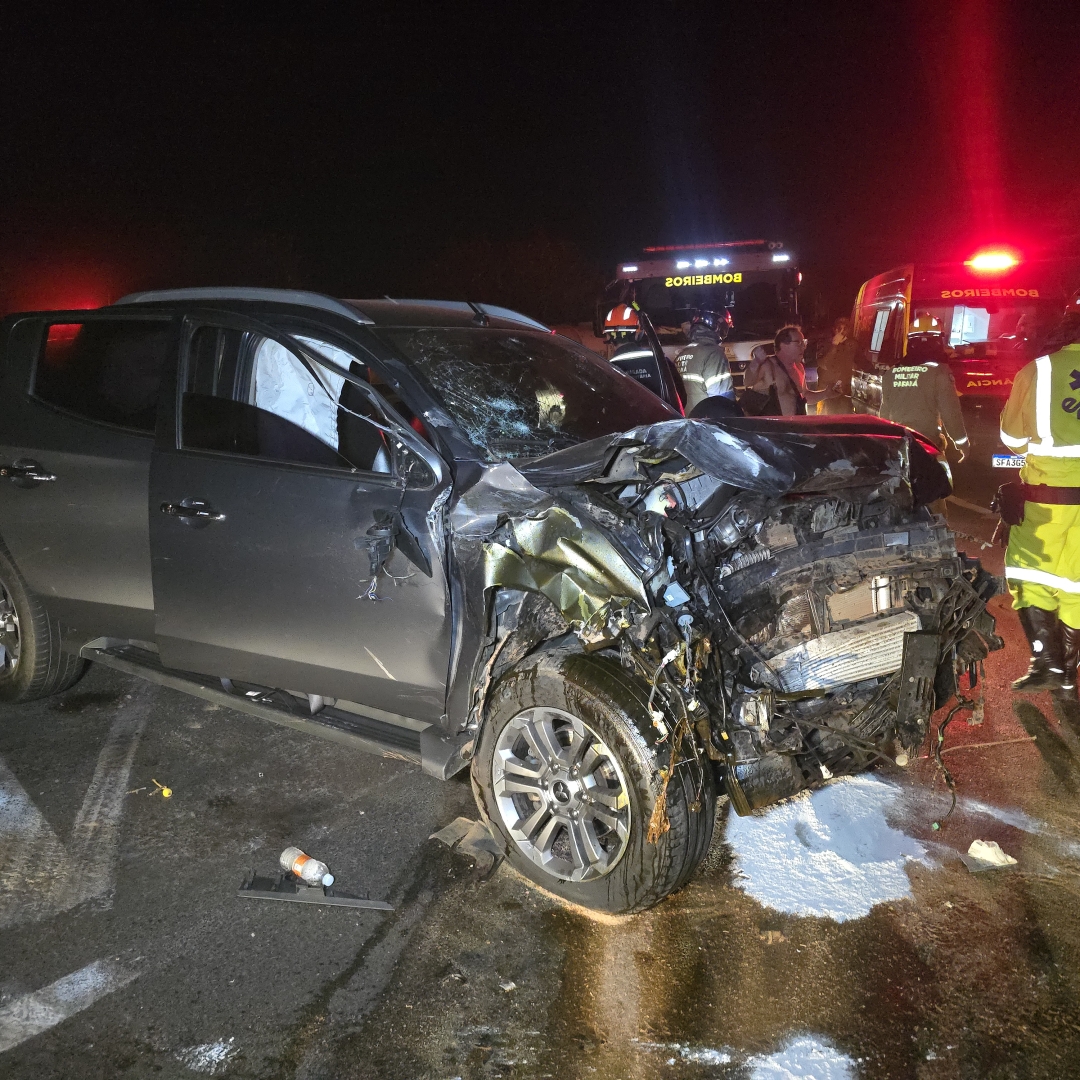 Idosa morre em grave colisão entre caminhonete e carreta no Contorno Sul de Marialva