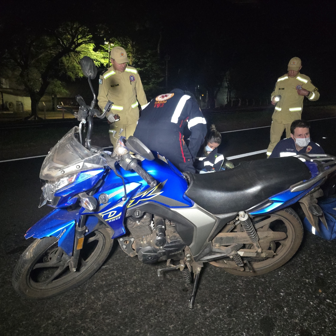 Casal fica ferido após moto bater na traseira de caminhão na PR-317, em Maringá