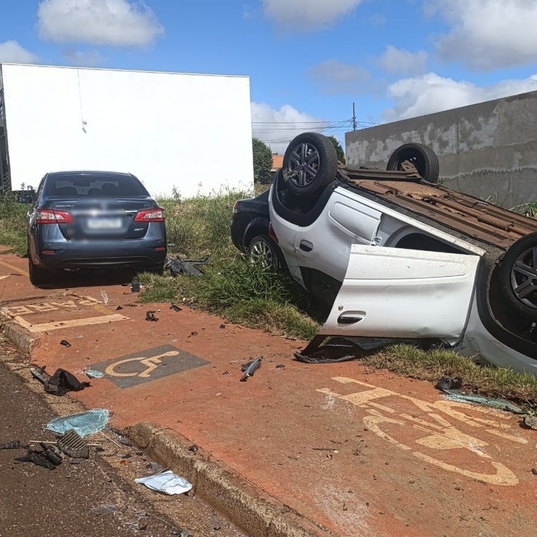 Acidente entre dois carros termina com veículo capotado na cidade de Sarandi