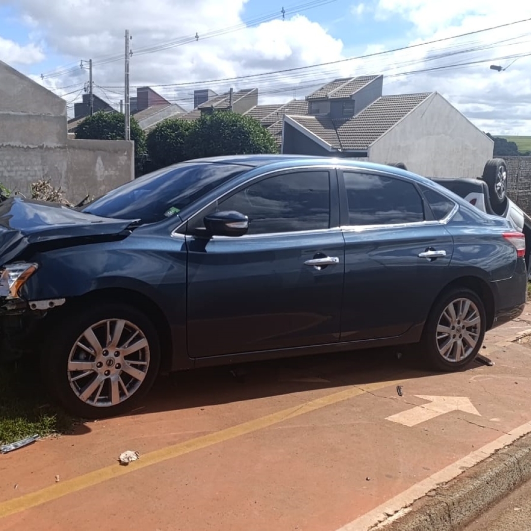 Acidente entre dois carros termina com veículo capotado na cidade de Sarandi