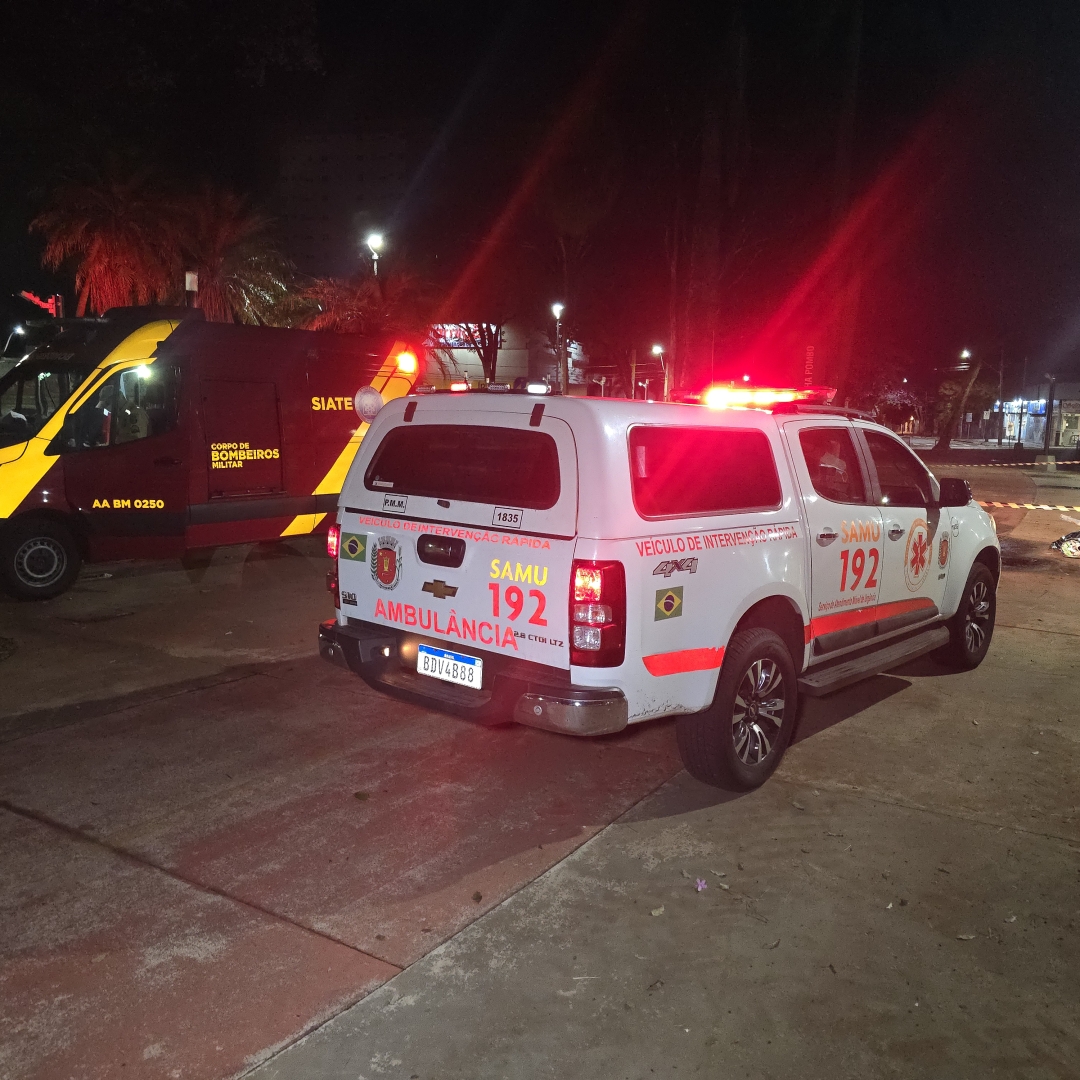 Acidente fatal na madrugada: motociclista de 21 anos perde a vida na Praça Rocha Pombo