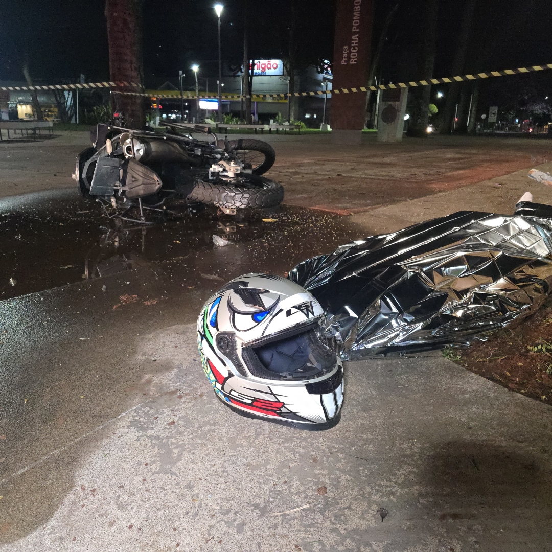 Acidente fatal na madrugada: motociclista de 21 anos perde a vida na Praça Rocha Pombo