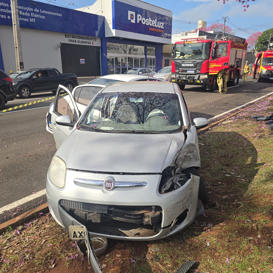 Acidente na Avenida Colombo envolve dois carros e deixa idoso de 92 anos ferido