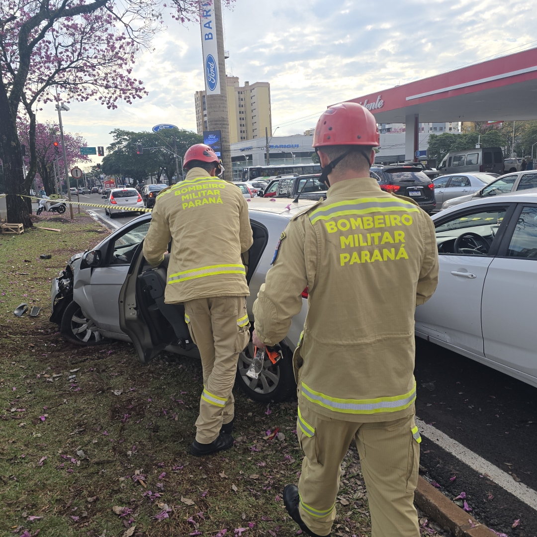 Acidente na Avenida Colombo envolve dois carros e deixa idoso de 92 anos ferido