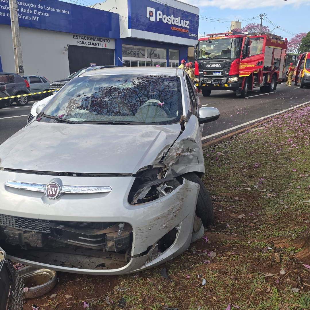 Acidente na Avenida Colombo envolve dois carros e deixa idoso de 92 anos ferido