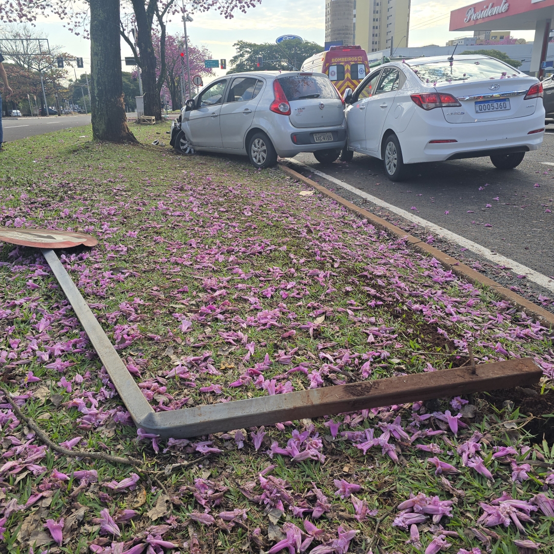 Acidente na Avenida Colombo envolve dois carros e deixa idoso de 92 anos ferido
